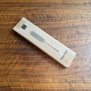 Der Karton vom Fogray-Staubwedel liegt auf einem Tisch.