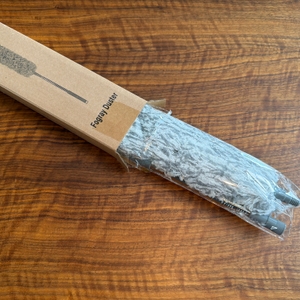 Der Fogray-Staubwedel wurde halb aus dem Karton gezogen.