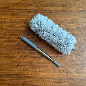 Der Fogray-Staubwedel liegt auseinandergebaut auf einem Tisch.