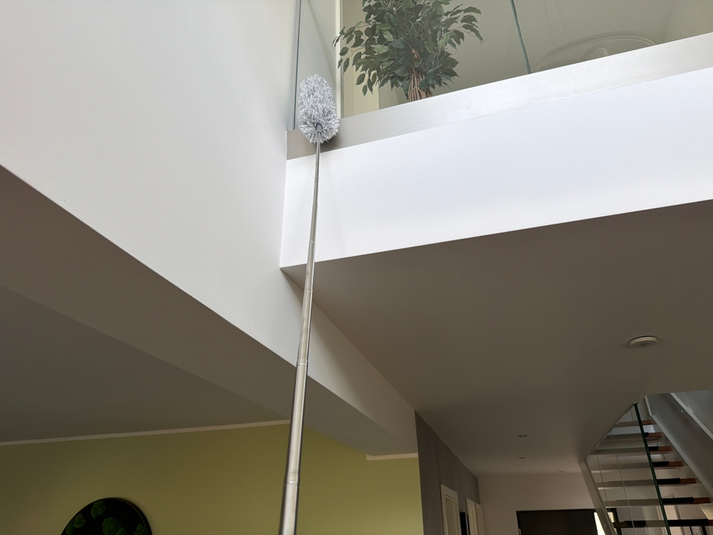 Mit dem Fogray-Staubwedel wird eine Glasscheibe gereinigt.