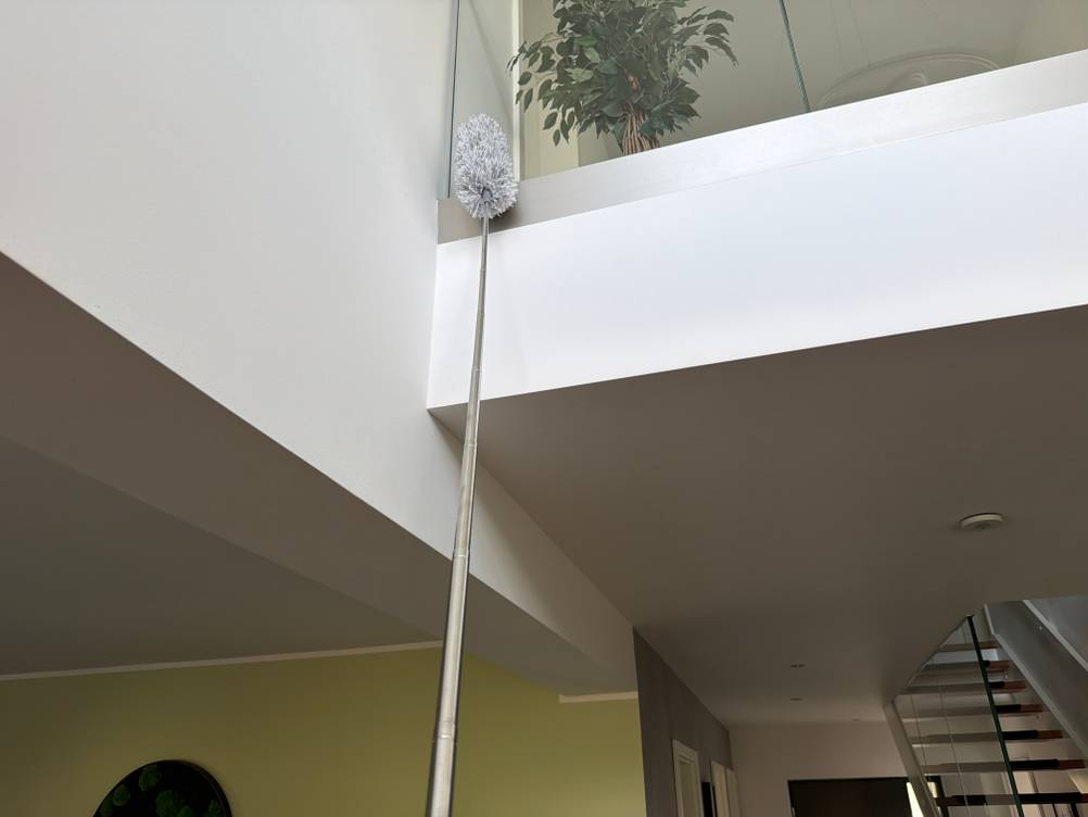 Mit dem Fogray-Staubwedel wird eine Glasscheibe gereinigt.