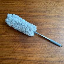 Der Fogray-Staubwedel liegt auf einem Tisch.