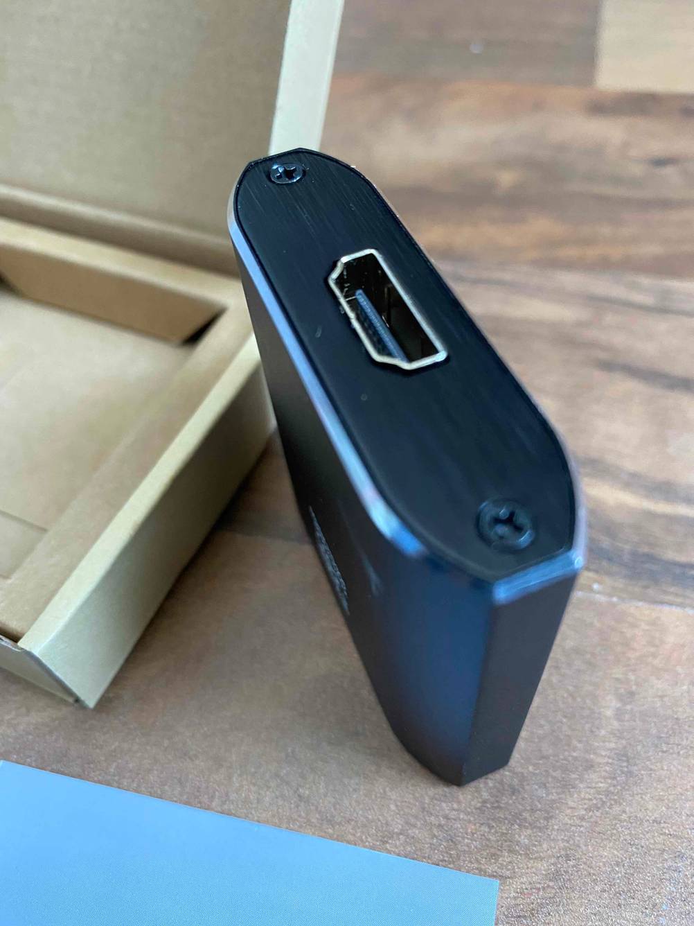 Ansicht von oben auf den Einzelanschluss eines getesteten HDMI-Splitter 1-in-2-out.