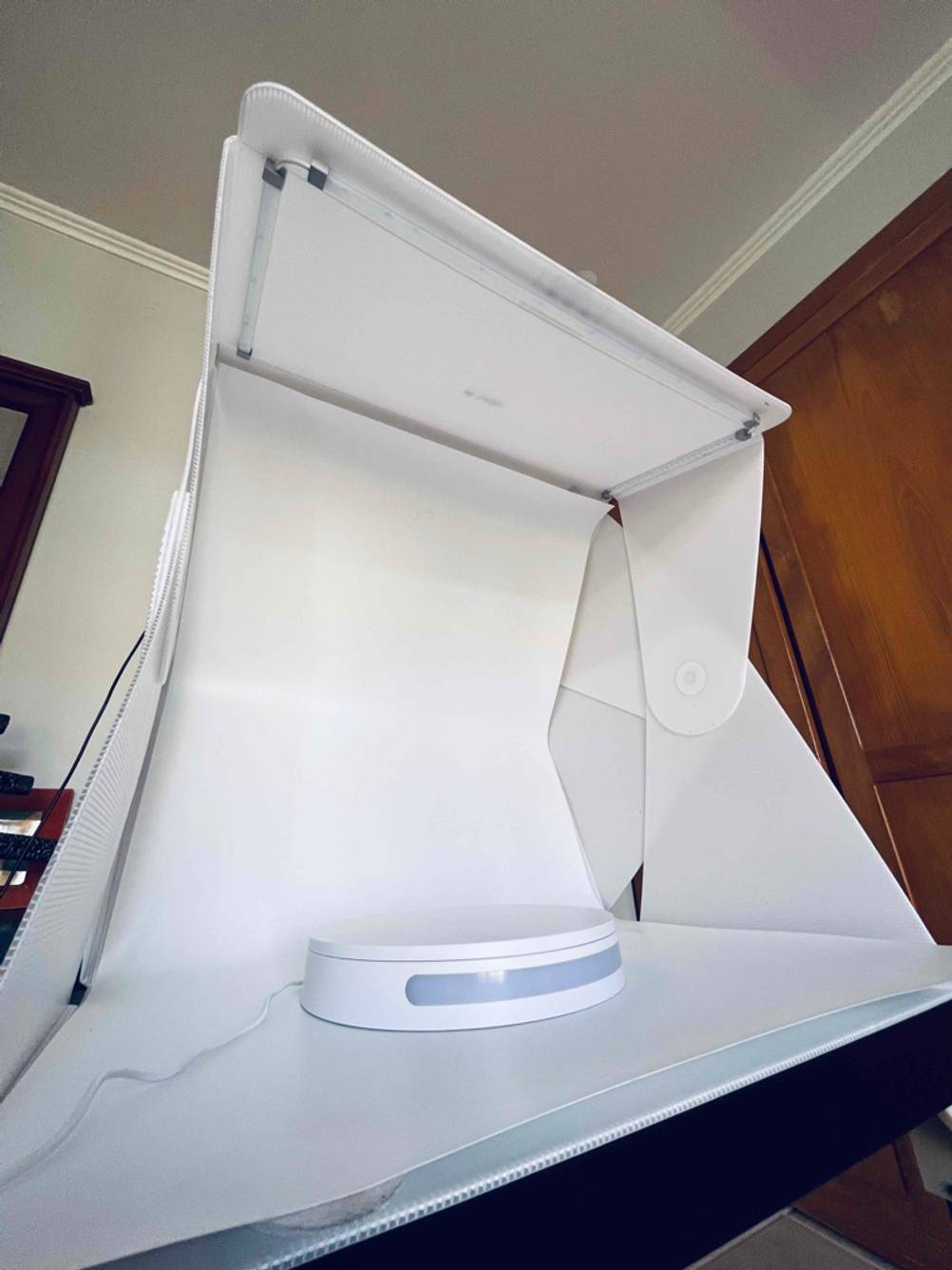 Detailaufnahme des weißen Softbox-Bereichs eines getesteten Fotostudio-Sets inklusive ausgeschalteter LED-Beleuchtung.