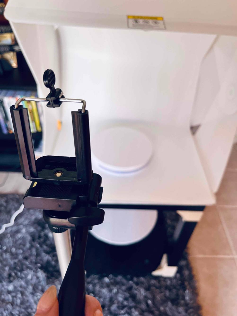 Fotostudio-Set im Test befindet sich hinter einer Halterung für Kamera und Smartphone.