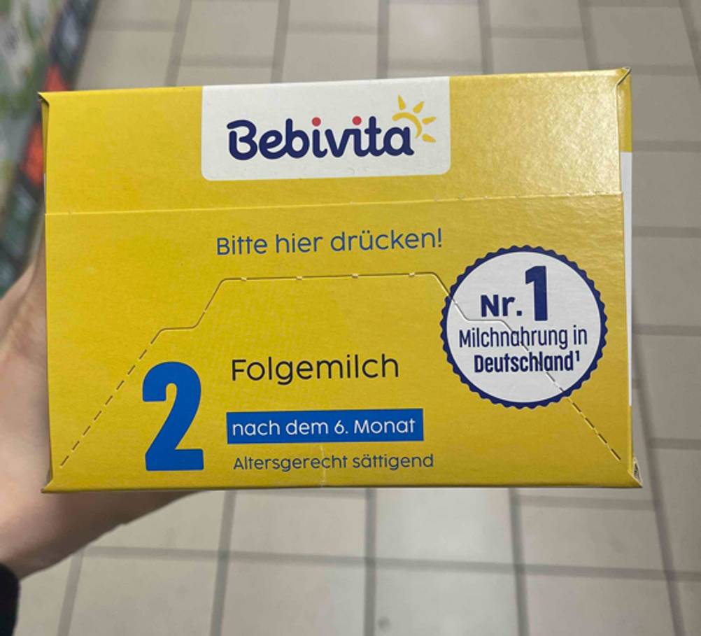 Auf der Oberseite einer Packung getestete Folgemilch 2 ist ein Perforationsverschluss.