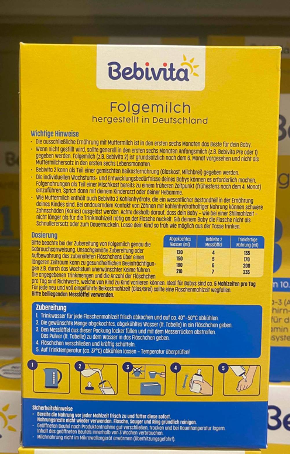 Eine Packung Folgemilch 2 im Test steht mit der Rückseite nach vorn in einem Regal.