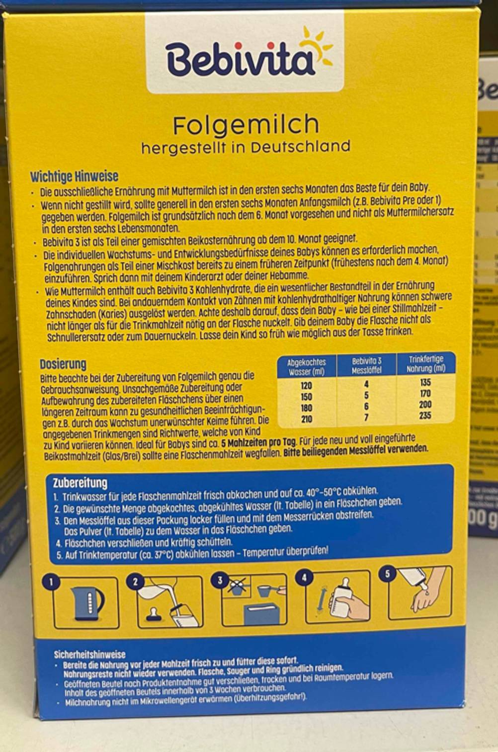 Auf der Rückseite einer Packung getestete Folgemilch 3 sind bebilderte Informationen zur Zubereitung.