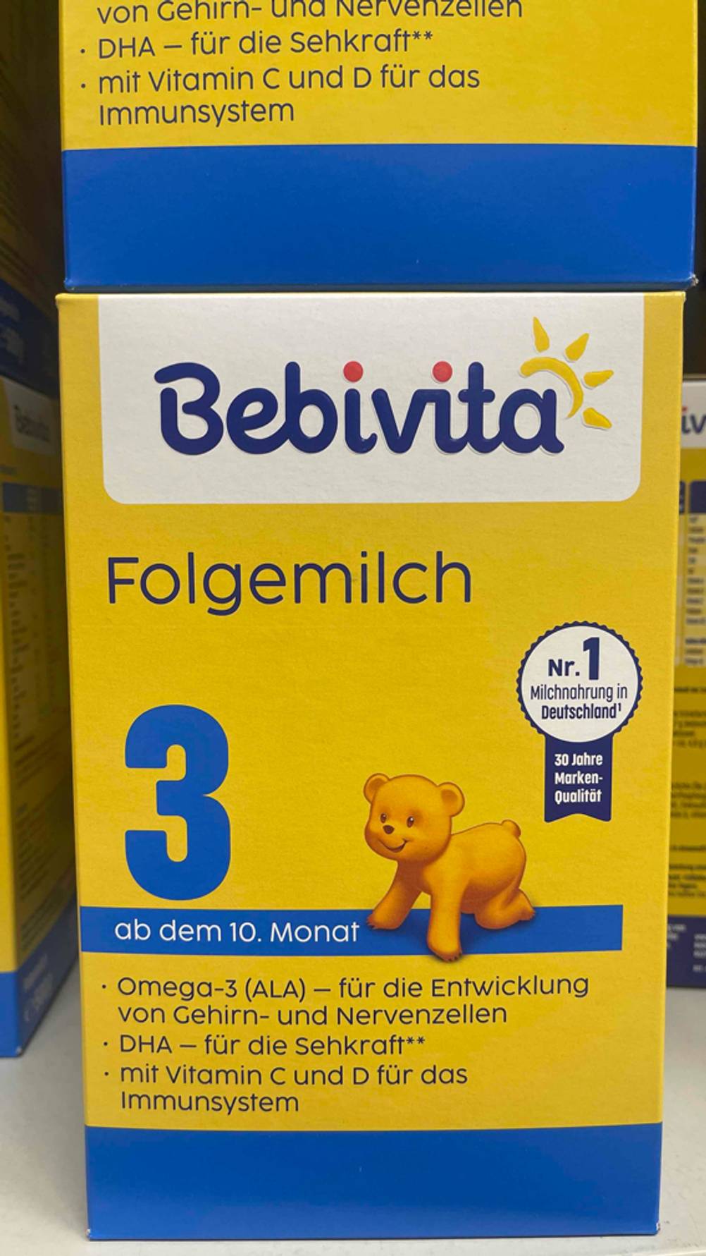 Auf der Vorderseite einer Packung Folgemilch 3 im Test stehen Informationen zur Marke.