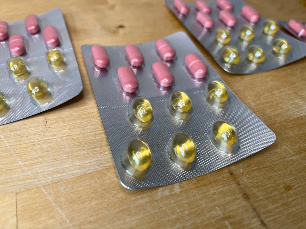 Folsäure-Kapseln- und Tabletten auf einem Tisch