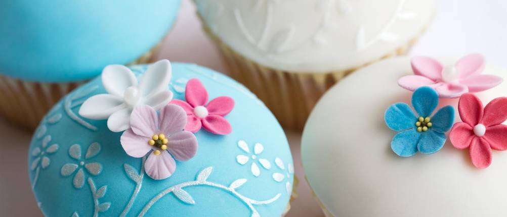 Fondant-Presse im Test: hellblaue und weiße Muffins mit Fondant-Blüten darauf