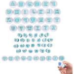 Fondant-Presse im Test: 62 Fondant-Prägestempel mit Buchstaben und Zahlen auf weißem Hintergrund