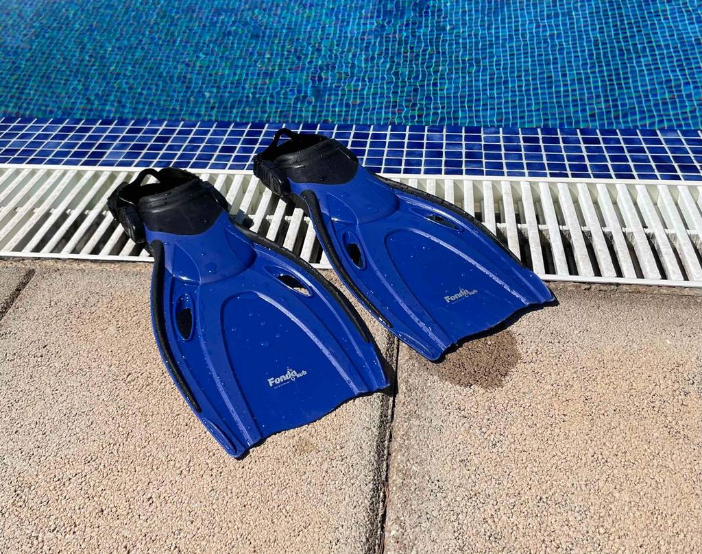 Im Test: Schwimmflossen für Kinder von Fondosub stehen schräg am Rand eines Pools.