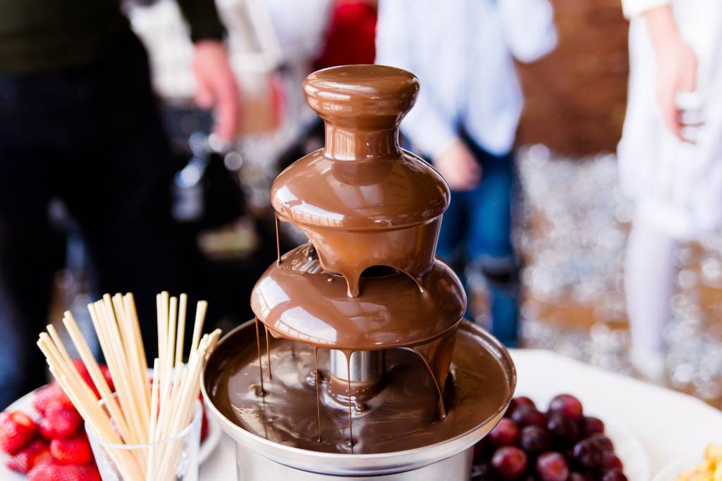 Fondue-Schokolade-Test: Auf einem Tisch steht ein Schokobrunnen. 