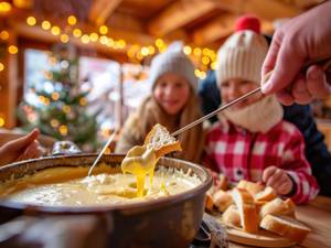 Fondue-Test: Nahaufnahme eines Käse-Fondues in festlicher Weihnachtsatmosphäre. 