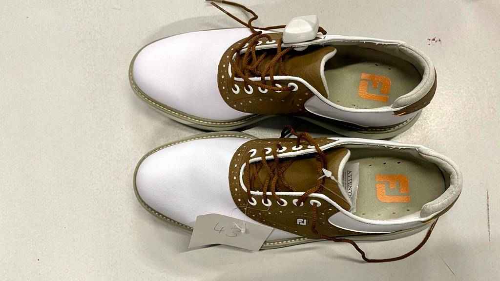 Test: Golfschuhe in braun-weißem Lederdesign inklusive Schnürung und atmungsaktiver Innensohle, von oben betrachtet.