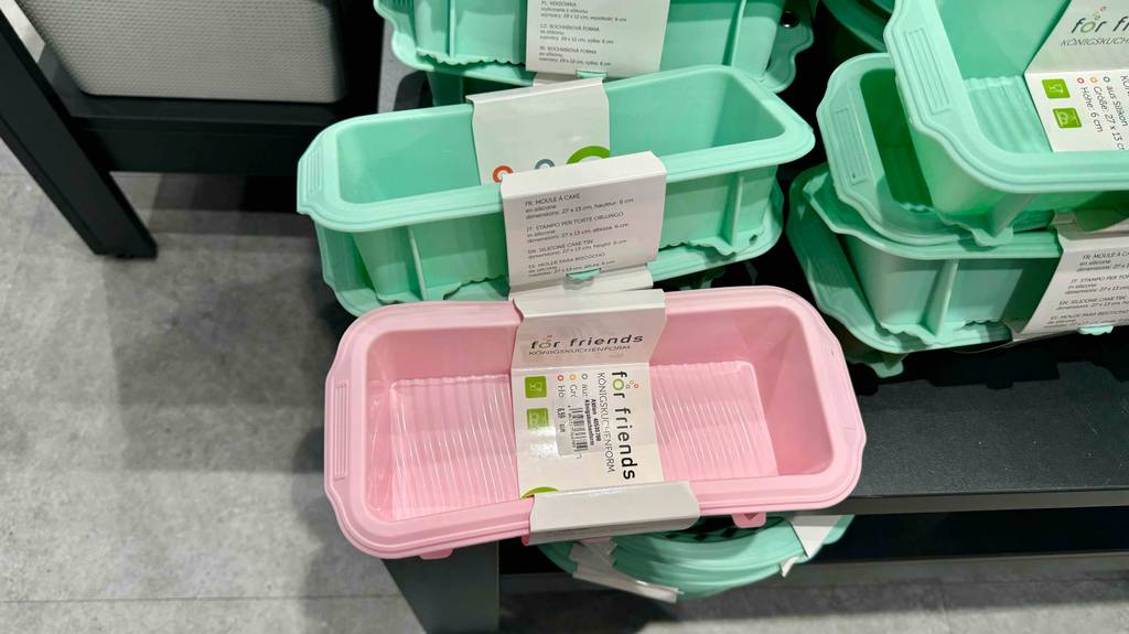 Zwei verschiedenfarbige Silikon-Kastenformen liegen zum Testen auf anderen Produkten.