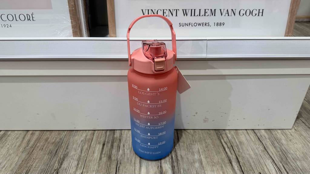 Blick auf den Henkel einer getesteten Trinkflasche 2 Liter.