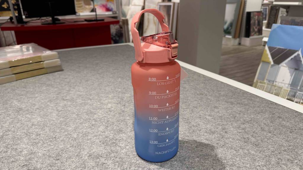 Seitenansicht mit Blick auf Griff und Mundöffnung einer Trinkflasche 2 Liter im Test.