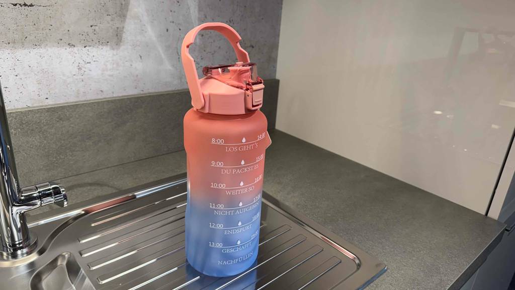 Eine Trinkflasche 2 Liter steht zum testen auf einer Spülabtropffläche.