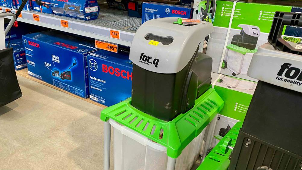 Im Test: Ein Messerhäcksler von schäg vorne, im Hintergrund andere Produkte in einem Regal.