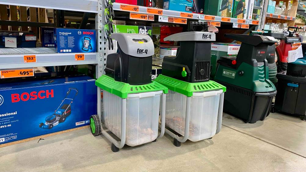 Messerhäcksler getestet: Ein Gerät neben anderen in einem Baumarkt mit Preisangaben.