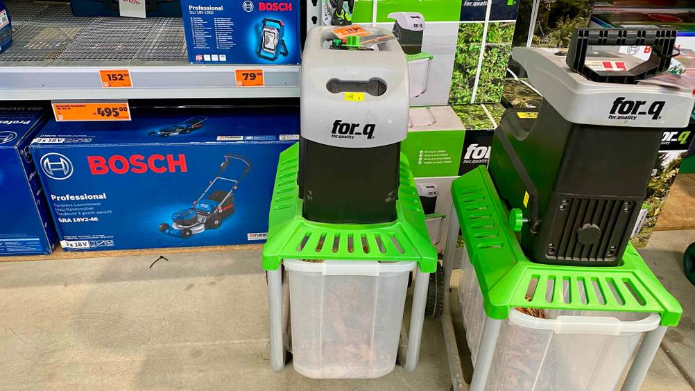 Ein getesteter Messerhäcksler von vorne zwischen anderen Produkten in einer Verkaufsfläche.