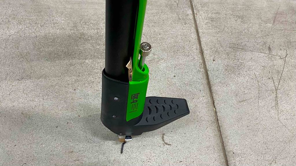 Ein schwarz-grüner Unkrautstecher im Test: Detailansicht des Unkrautstecher-Pedals mit Stechvorrichtung.