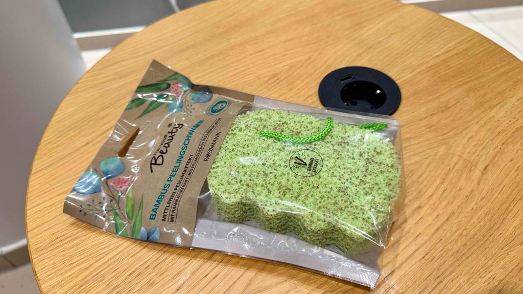 Im Test: Detailansicht eines Peelingschwamms durch die transparente Verpackung.