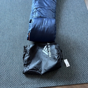 Ausgepackter Forceatt O-SDMM-SCFYR-ZQ-C liegt neben Hülle auf Teppich