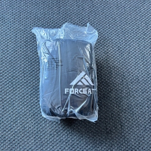 Forceatt O-SDMM-SCFYR-ZQ-C in seiner Plastikverpackung liegt auf Teppich