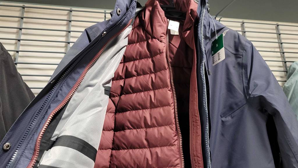 3-in-1-Jacke-Test: Nahaufnahme eines Jacken-Modells in Blau mit rotem Innenfutter.