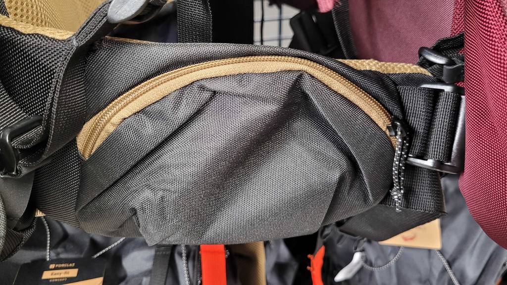 Rucksack mit 50 Liter im Test: Nahansicht einer Tasche mit Reißverschluss.