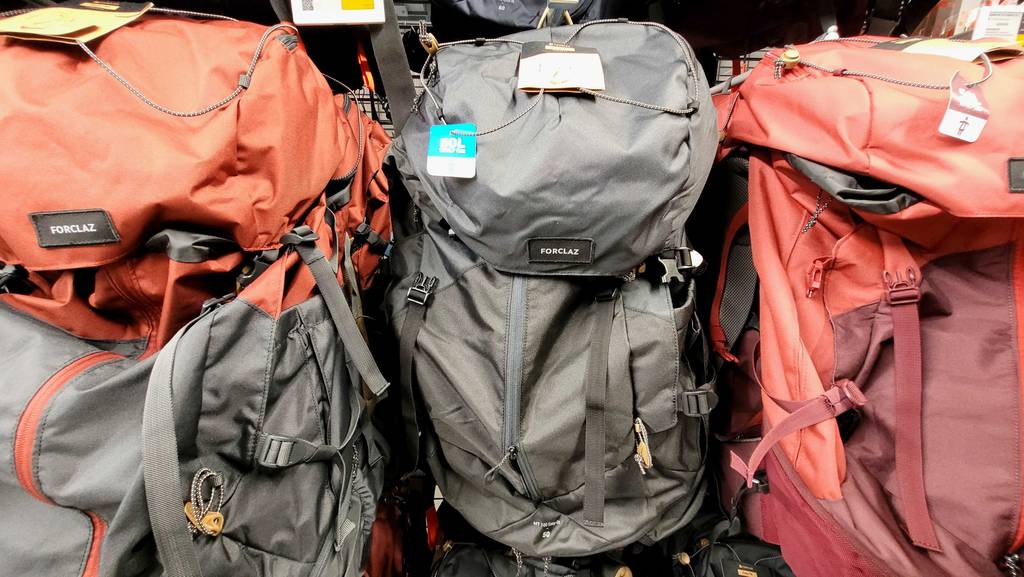Ein Rucksack mit 50 Liter hängt zum testen zwischen mehreren anderen Rucksäcken.