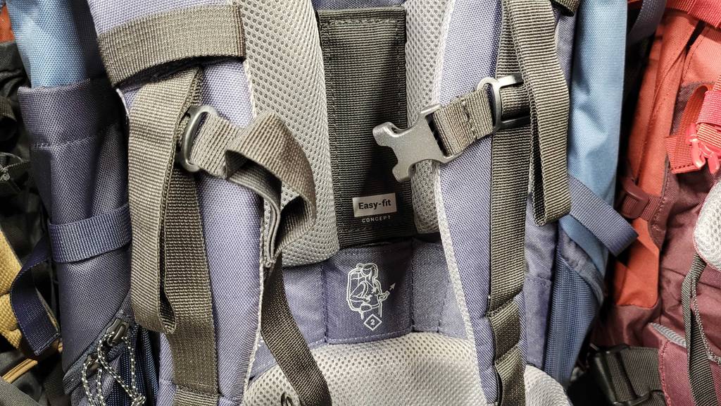 Blick auf die Clips eines getesteten Rucksacks mit 60 Liter.