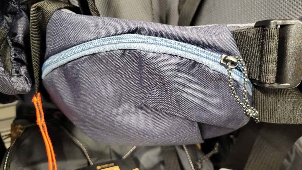 Detailansicht des Reißverschlusses eines getesteten Rucksacks mit 60 Liter.