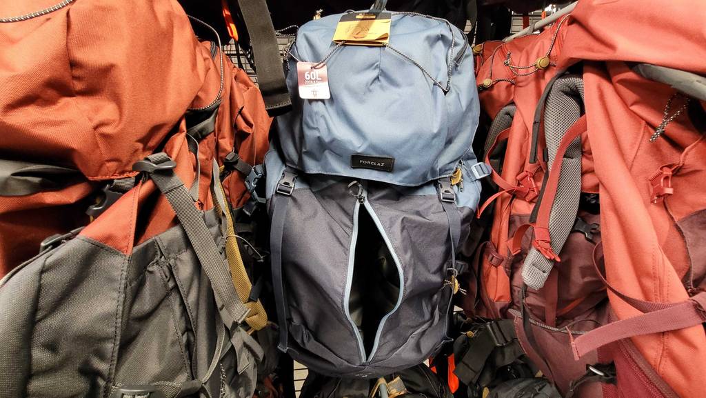Ein Rucksack mit 60 Liter hängt mit offener Tasche zum testen in einem Regal.