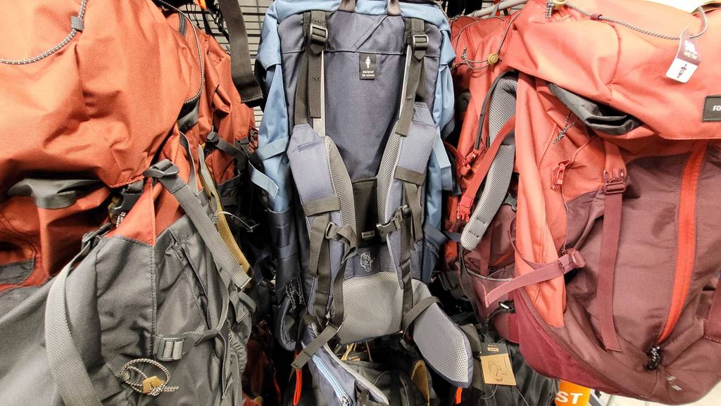 Im Test: Ein Rucksack mit 60 Liter hängt mit der Rückseite nach vorn zwischen mehreren anderen Rucksäcken.