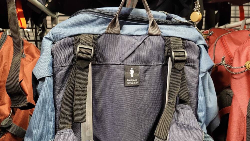 Auf der Rückseite eines Rucksack mit 60 Liter im Test ist ein Hinweisetikett mit designed for woman.