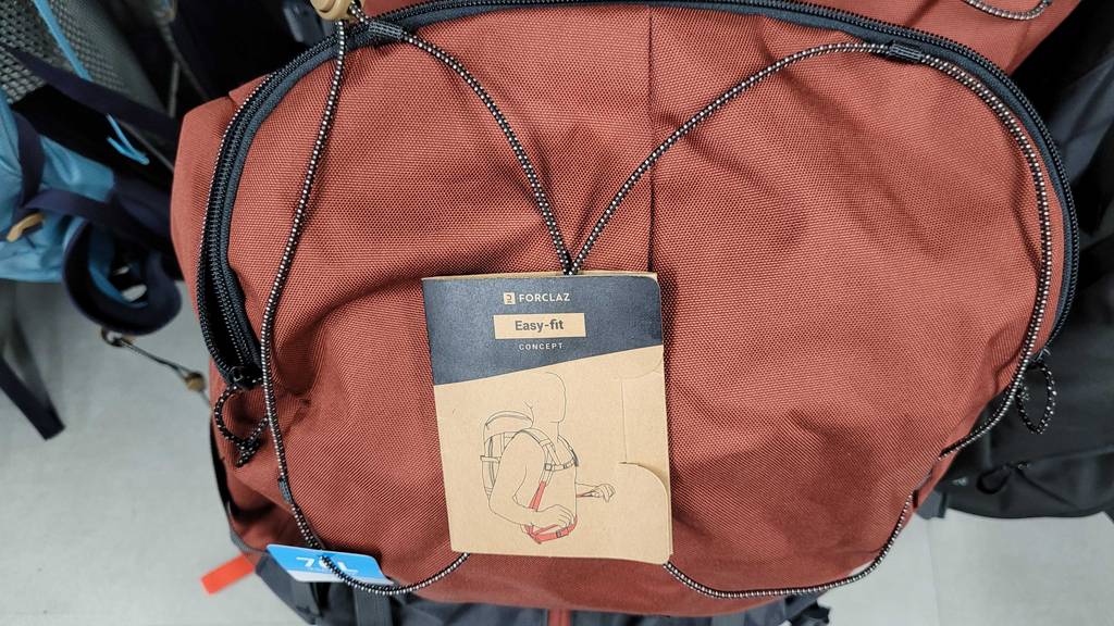 Auf einem getesteten Rucksack mit 70 Liter ist ein bebildertes Anleitungsetikett angebracht.