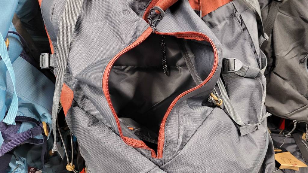 Blick auf eine geöffnete Reißverschlusstasche eines getesteten Rucksacks mit 70 Liter.