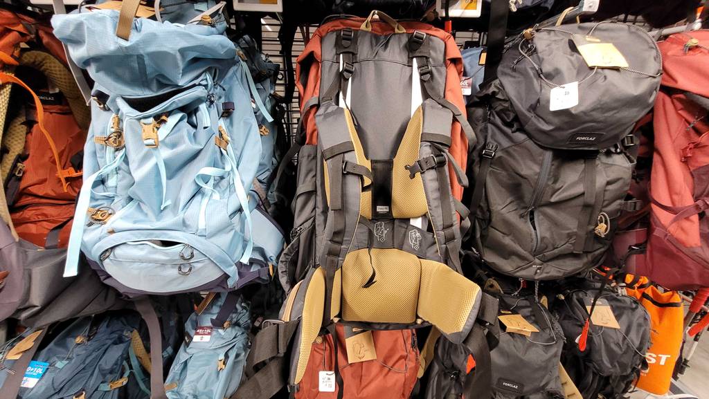 Im Test: Ein Rucksack mit 70 Liter hängt mit den Trägern nach vorn in einem Regal zwischen weiteren Rucksäcken.