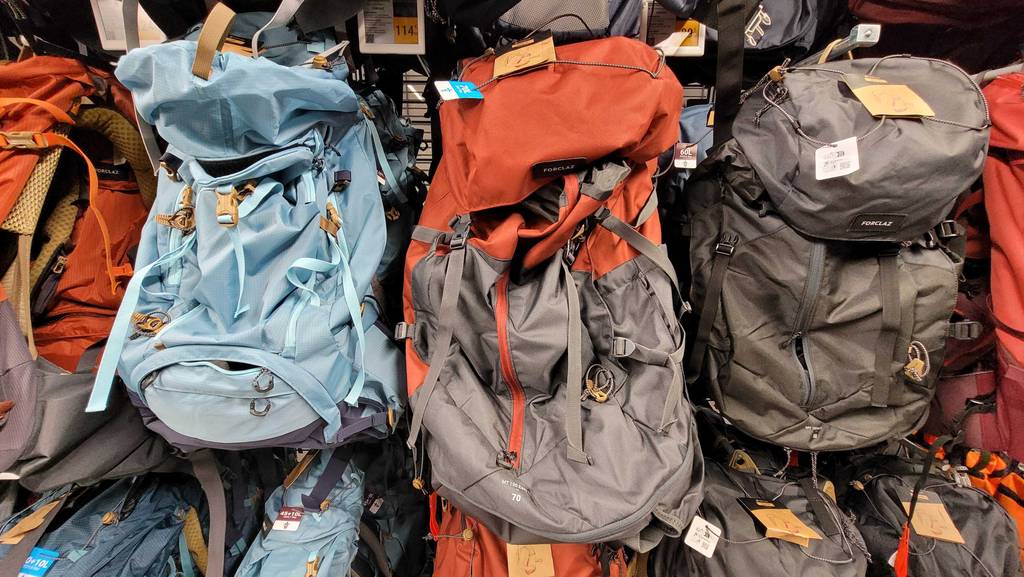 Ein Rucksack mit 70 Liter hängt zum testen zwischen mehreren anderen.