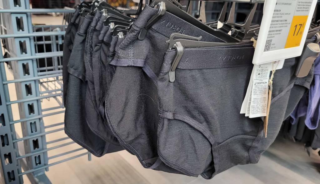 Eine schwarze getestete Merino-Unterwäsche für Damen hängt zusammen mit weiteren Schlüpfern an einem Verkaufsstand.