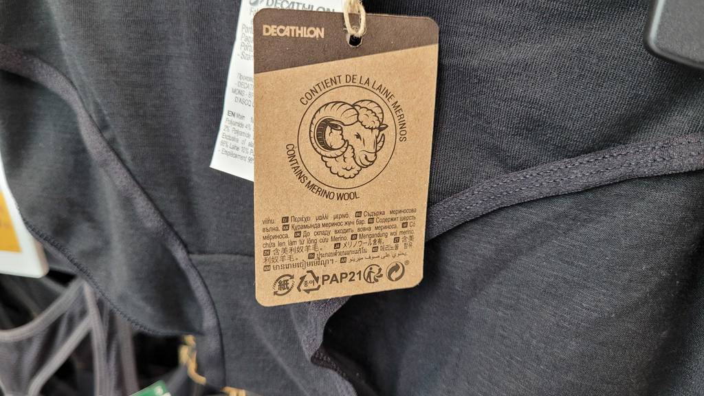 Die Detailaufnahme einer schwarzen getesteten Merino-Unterwäsche für Damen.