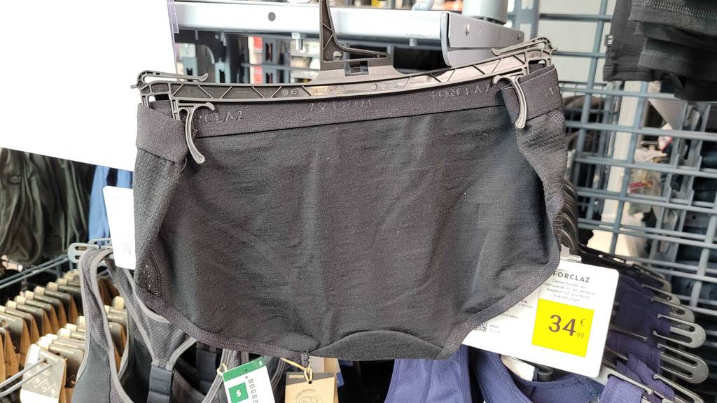 Im Test: Merino-Unterwäsche für Damen hängt an einem Verkaufsstand.