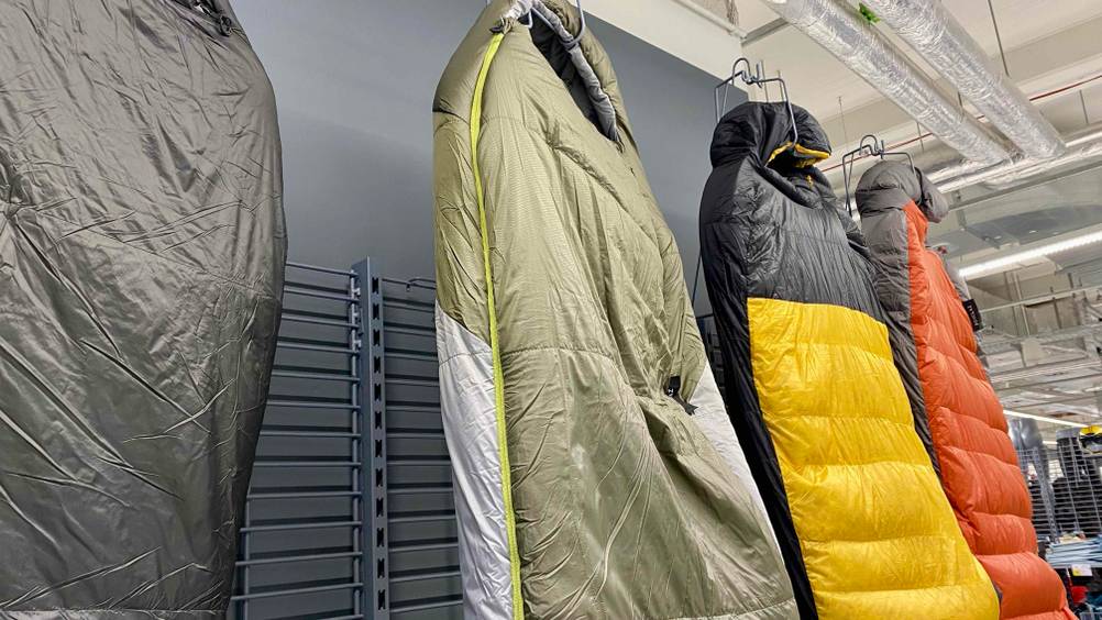 Getestet: Nahaufnahme des Reisverschlusses am Kopfteil eines Outdoor-Schlafsacks neben anderen .