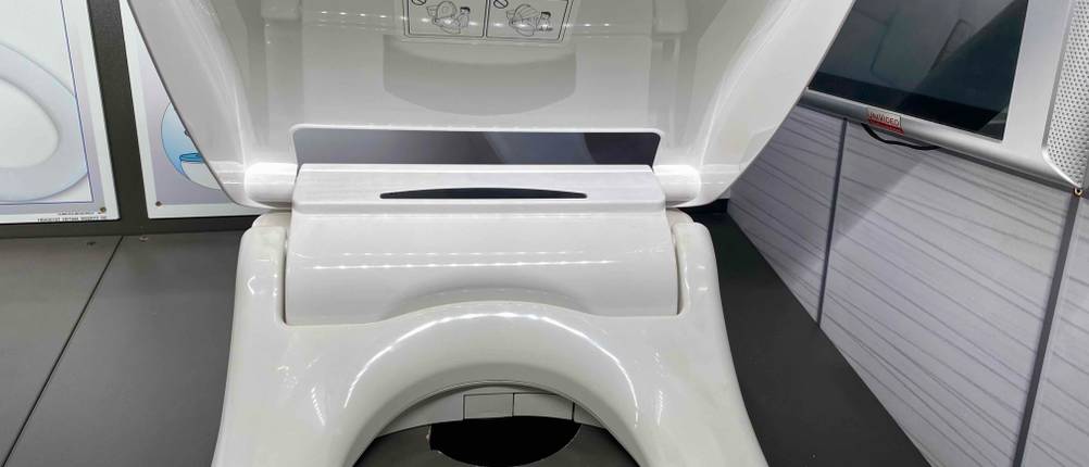 Dusch-WC Aufsatz-Test: Nahaufnahme des Klappgelenkes des Produktes.