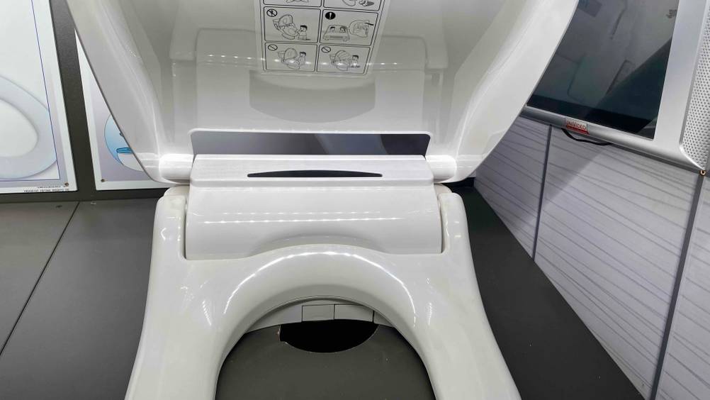 Dusch-WC Aufsatz-Test: Nahaufnahme des Klappgelenkes des Produktes.