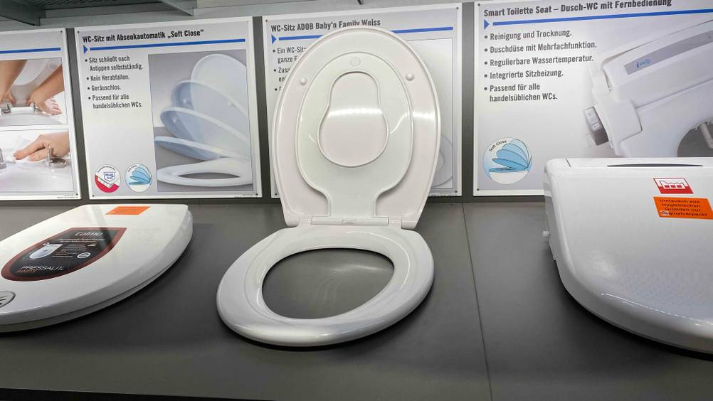Im Test: Ein Familien-WC-Sitz von vorne in einer Ausstellung.